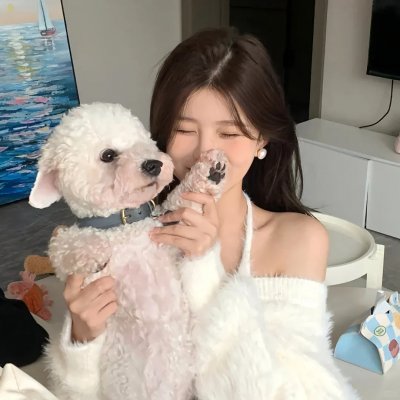 她背后的那双手